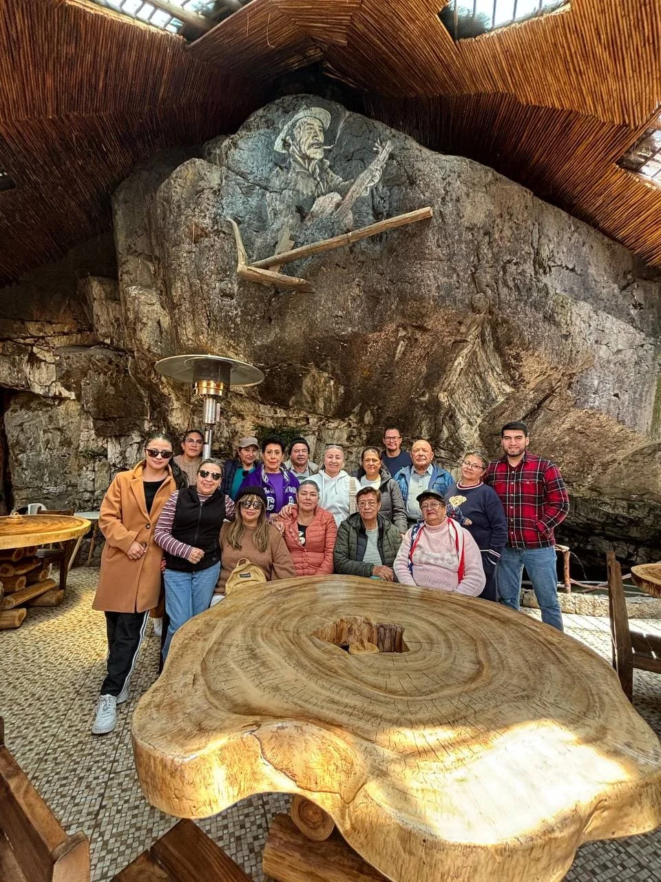 Restaurante de cajas de madera con mesa rústica