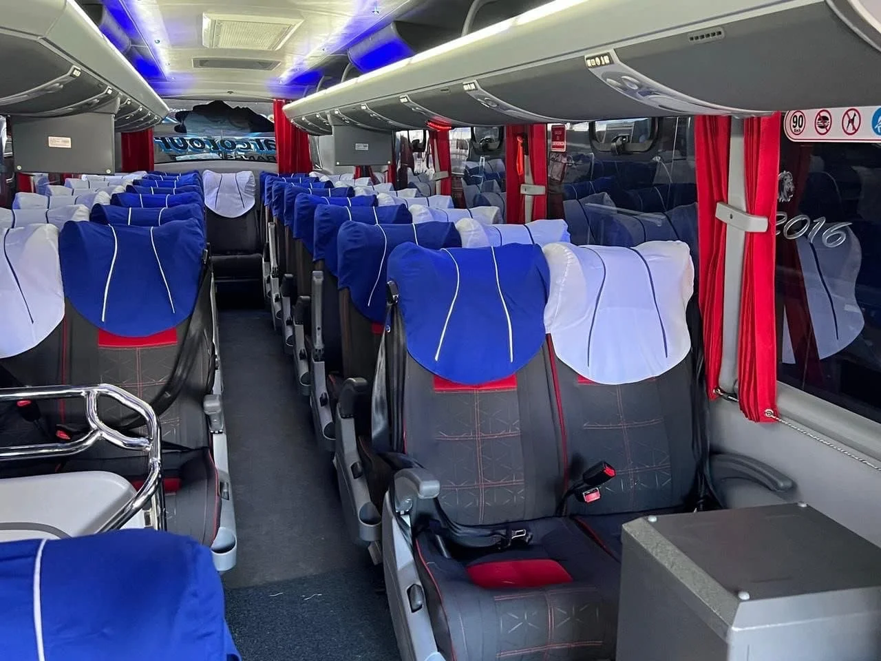 Asientos cómodos en transporte turístico