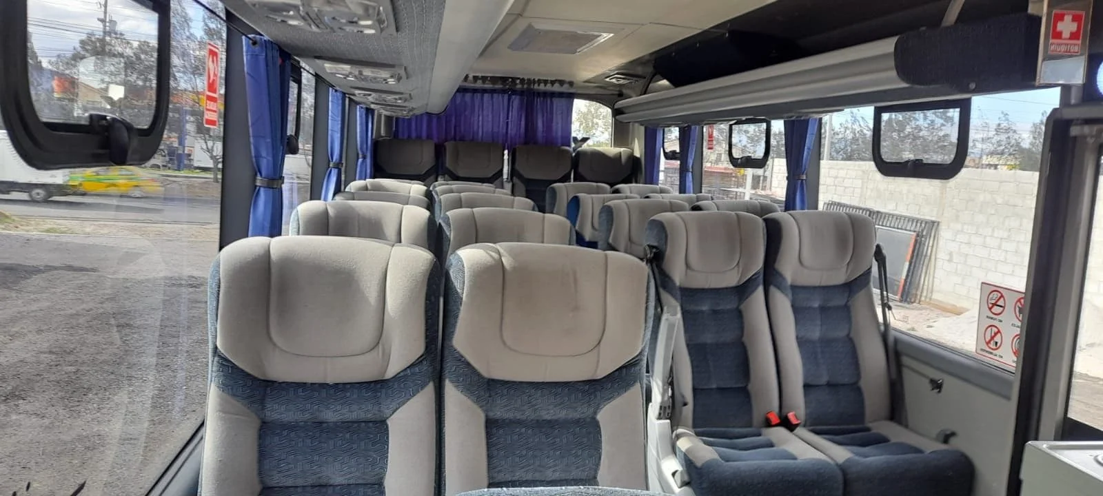 Interior del bus con asientos reclinables