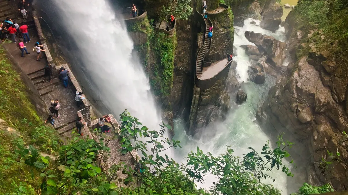 BAÑOS DE AGUA SANTA - Cascadas y aventura en los Andes